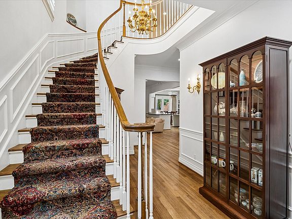 4th image of 231 Sugarberry Cir
