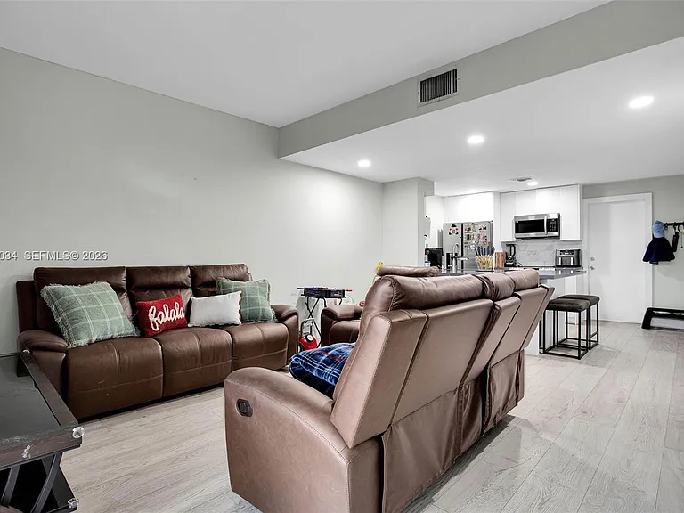 850 Sorrento Dr — Photo 8