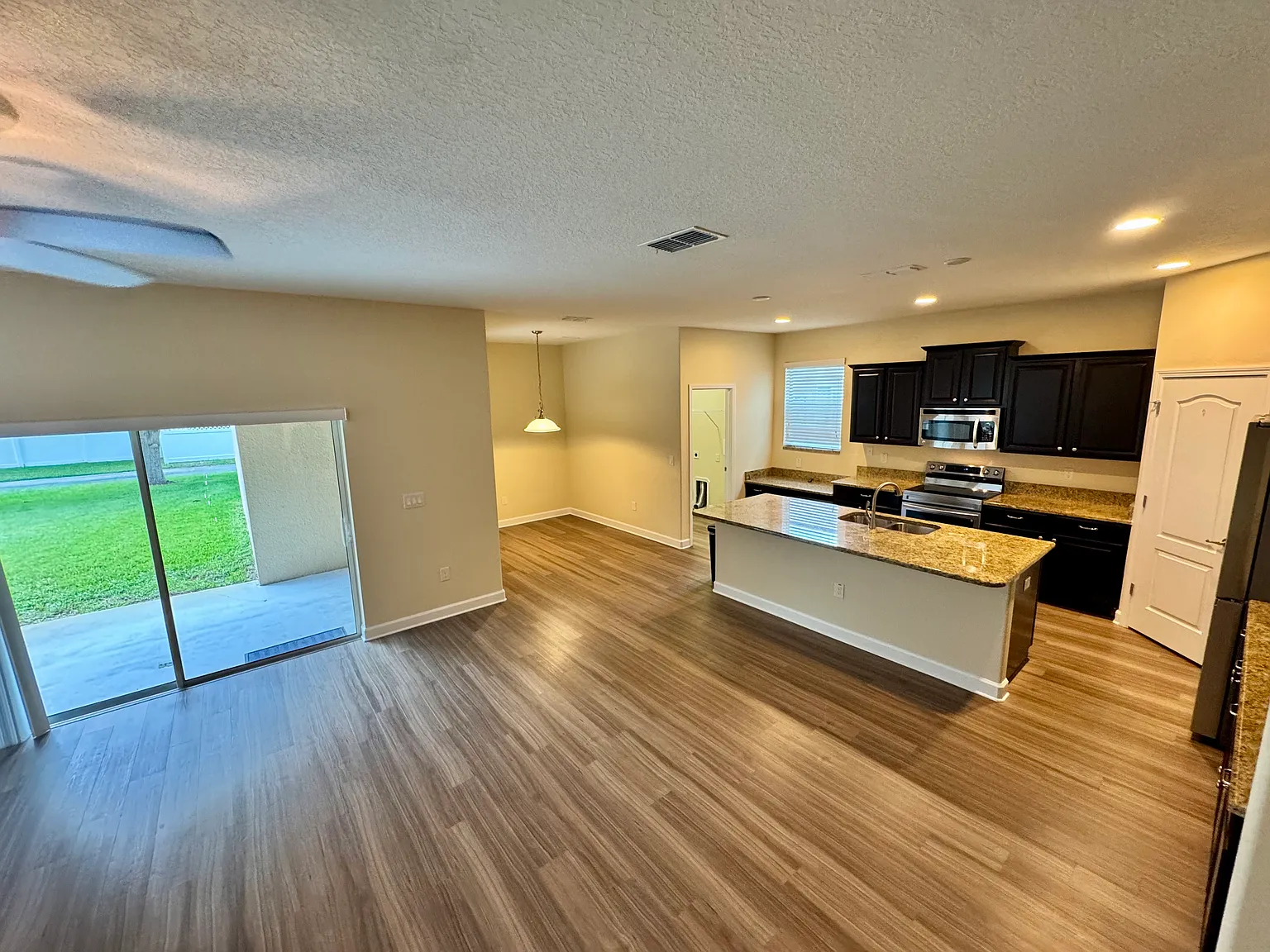 6 bed, 2714 sqft, $3,500 — Photo 2