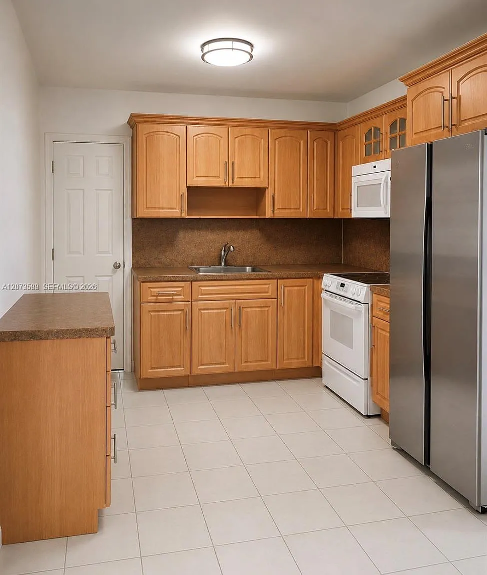 Miami Gardens Manor Sec 5 — Photo 1