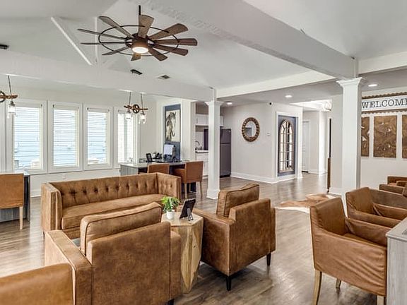 3rd image of 201 Hackberry St #1708