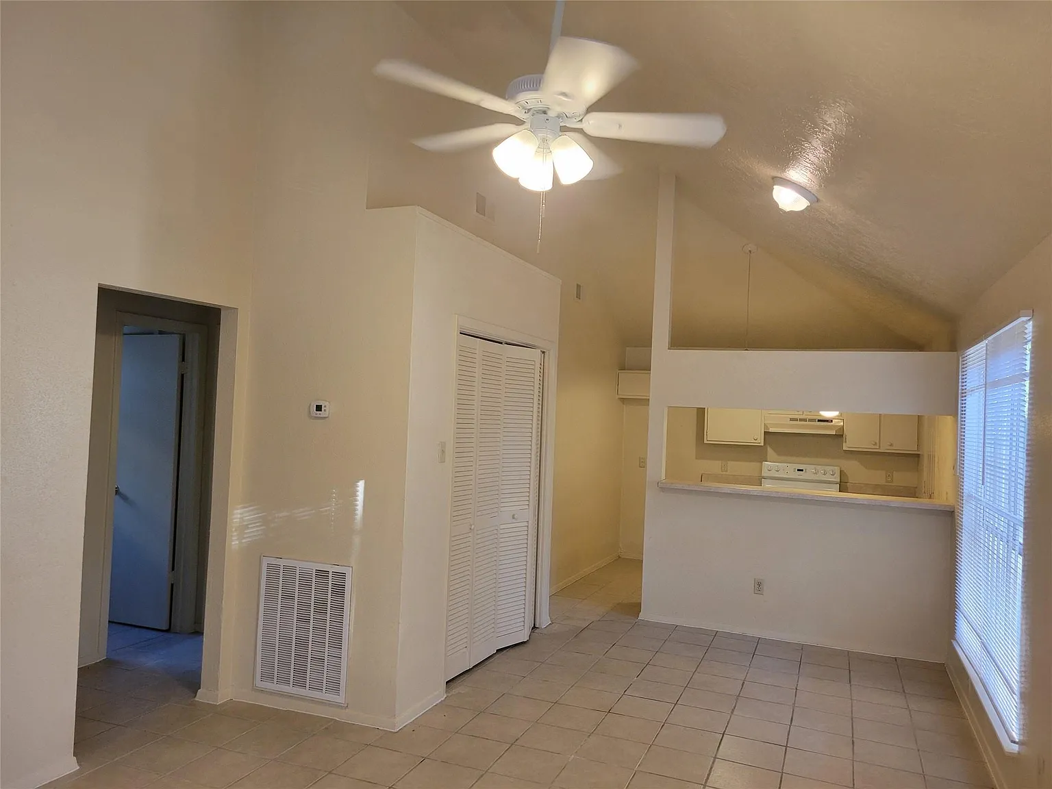 2 bed, 1.0 bath, 908 sqft, $1,395 — Photo 4