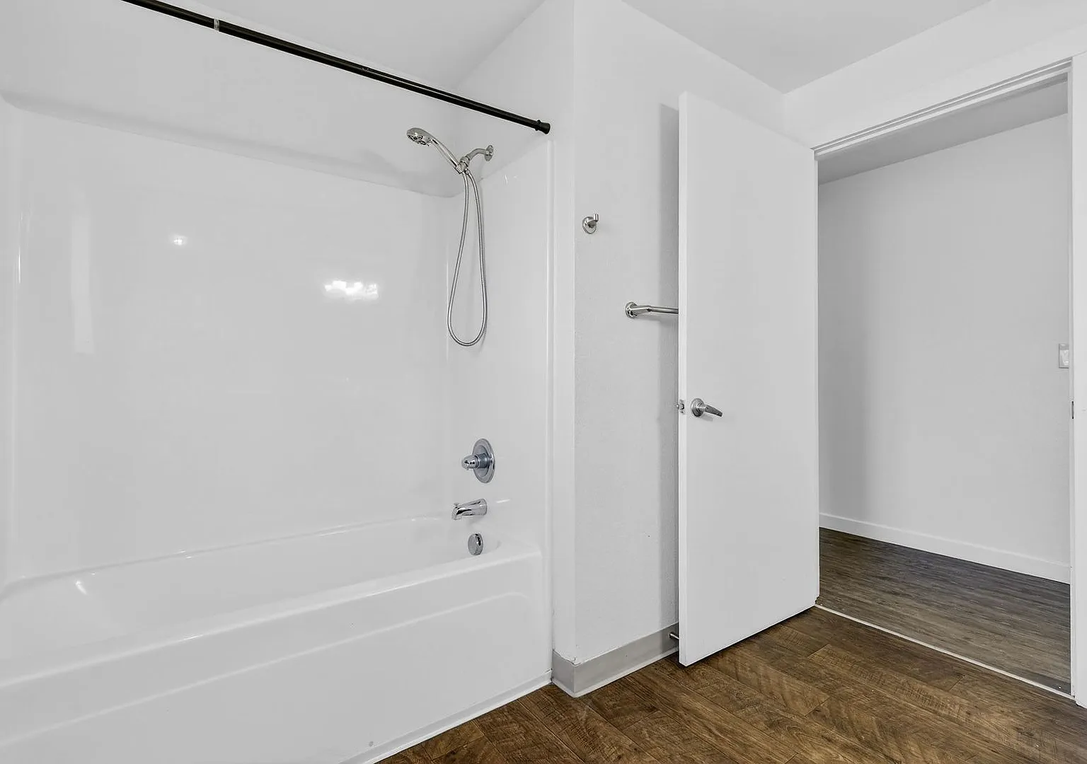 Irish Moss Apartments — Photo 4