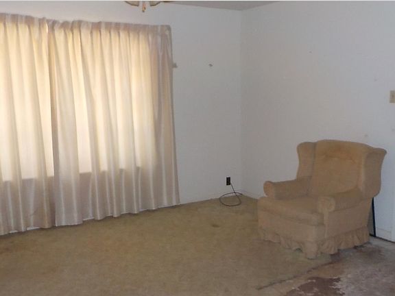 2nd image of 716 E Commerce St