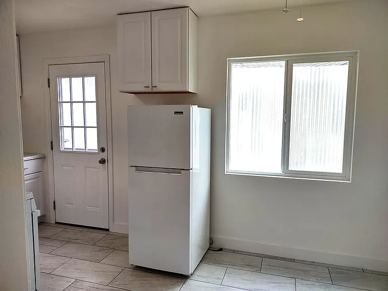 208 N Florence St — Photo 3