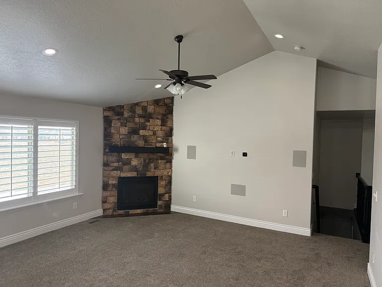587 N Hills Ct — Photo 27