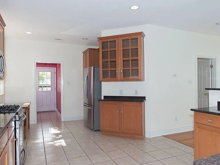 707 W 35th St — Photo 12
