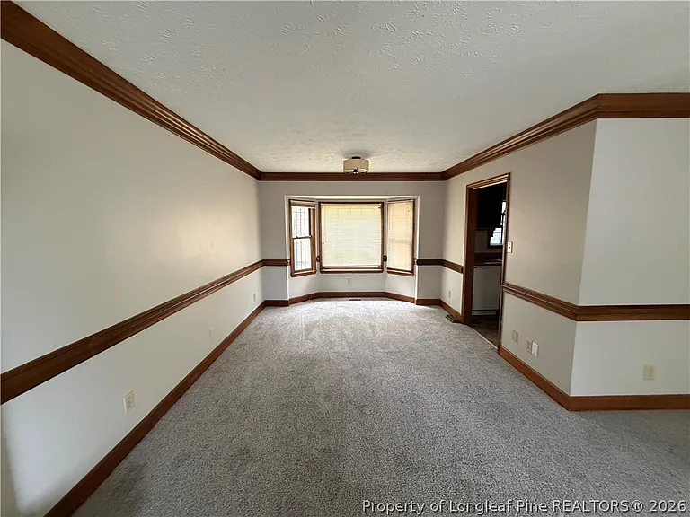 872 Hilton Dr — Photo 2