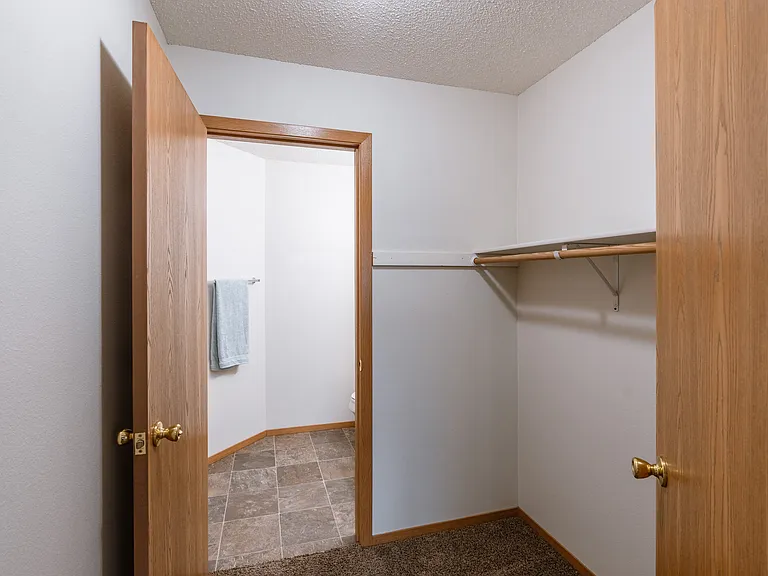 Fargo, ND Thunder Creek Apartments | Closet