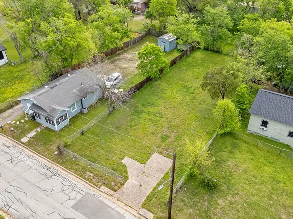 911 Hall St, Bryan, TX 77803