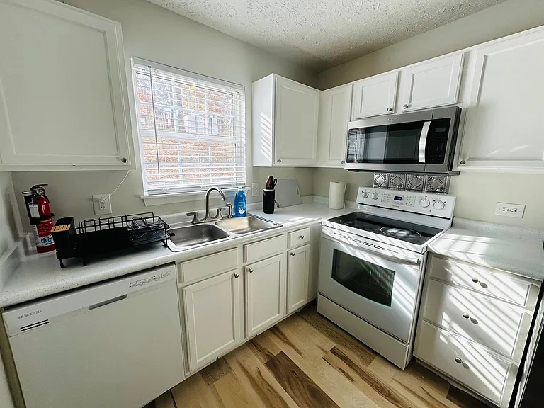 Brandycrest Dr — Photo 5