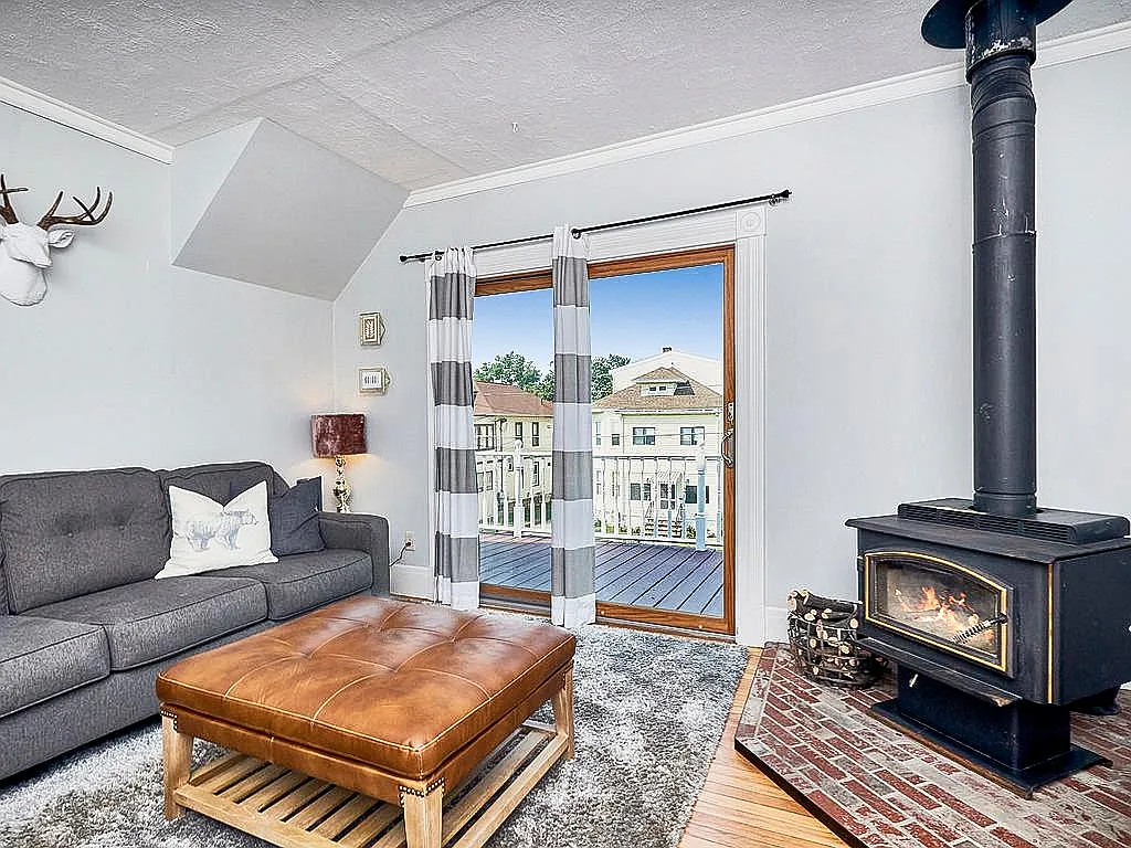 3 bed, 1441 sqft, $3,800 — Photo 3