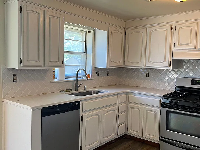 515 Kingsway St — Photo 2