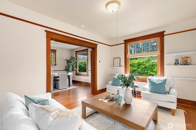 5th image of 4611 34th Avenue W