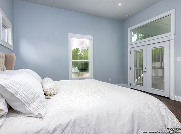 4th image of 510 E Mistletoe Ave #A