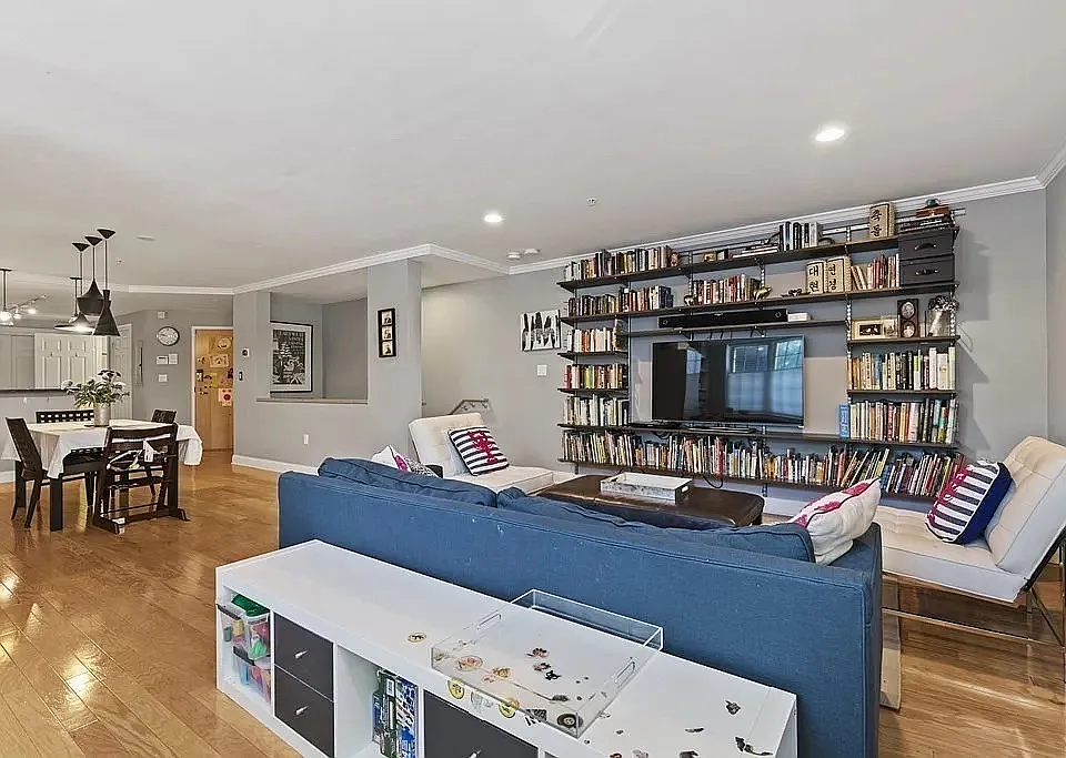 1 Russell St #105