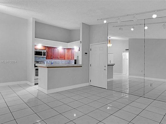 5th image of 811 NE 199th St APT 207-33