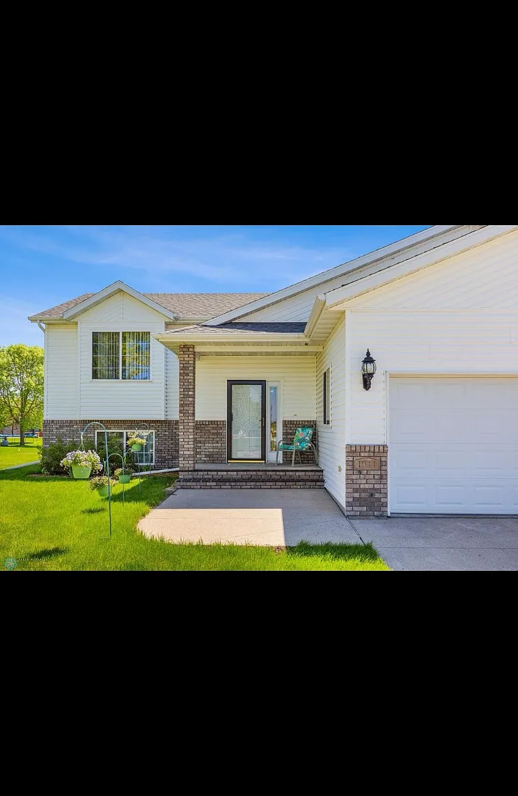 4 bed, 2700 sqft, $2,350 — Photo 3