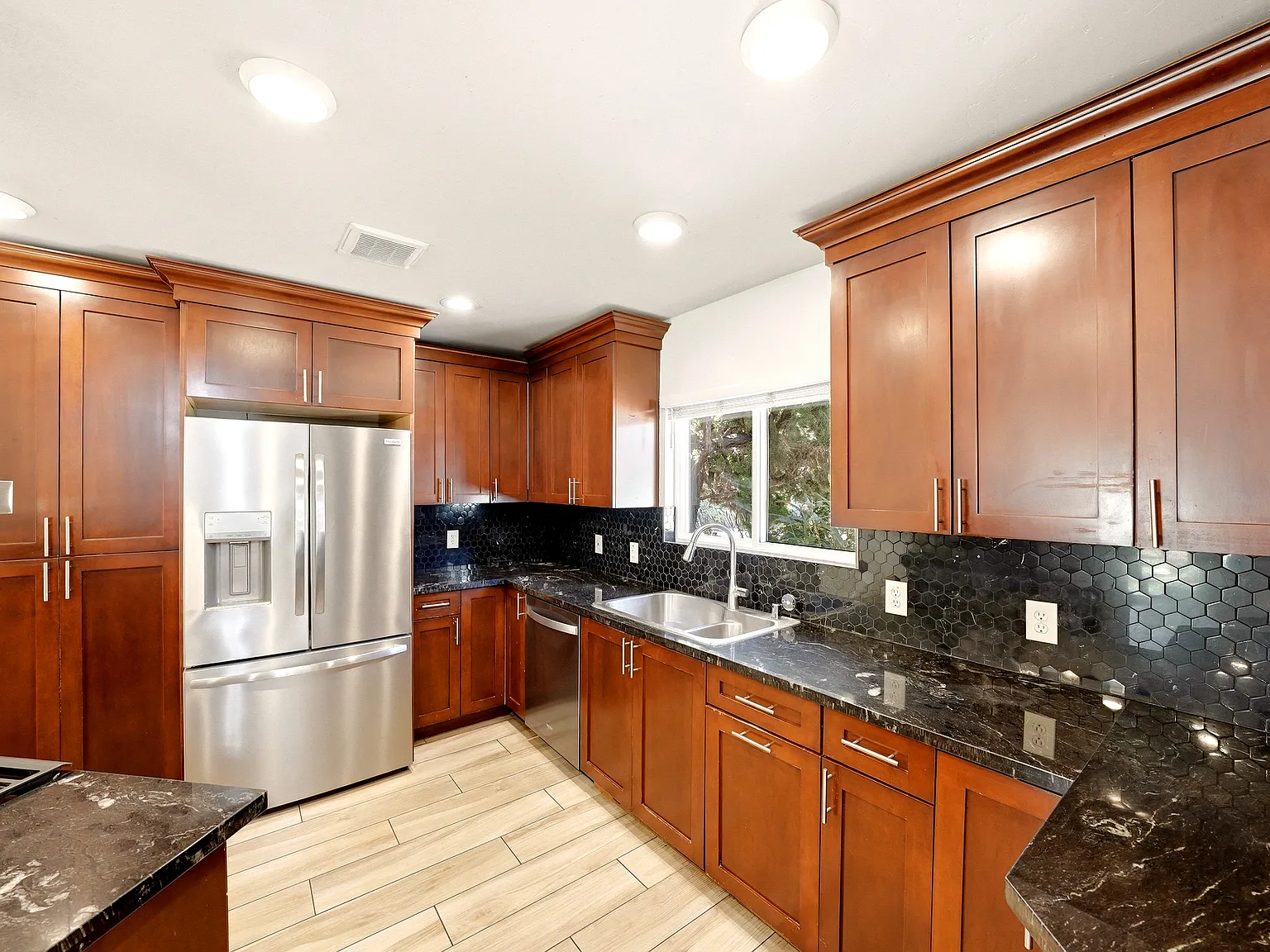 4 bed, 2102 sqft, $5,195 — Photo 3
