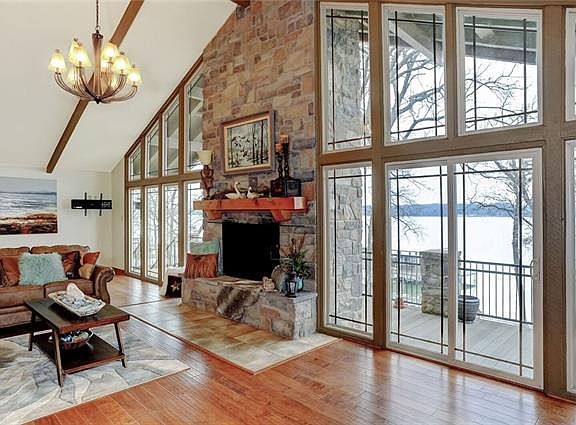 3rd image of 303 Shoreline Dr