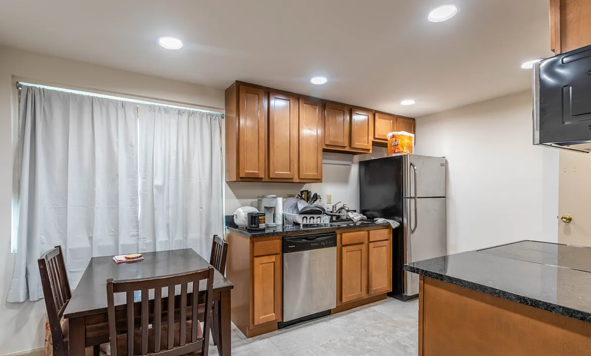 3 bed, $1,590 — Photo 2