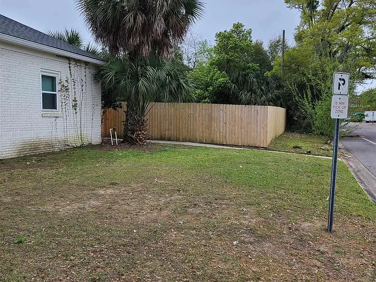 2109 N Spring St — Photo 25