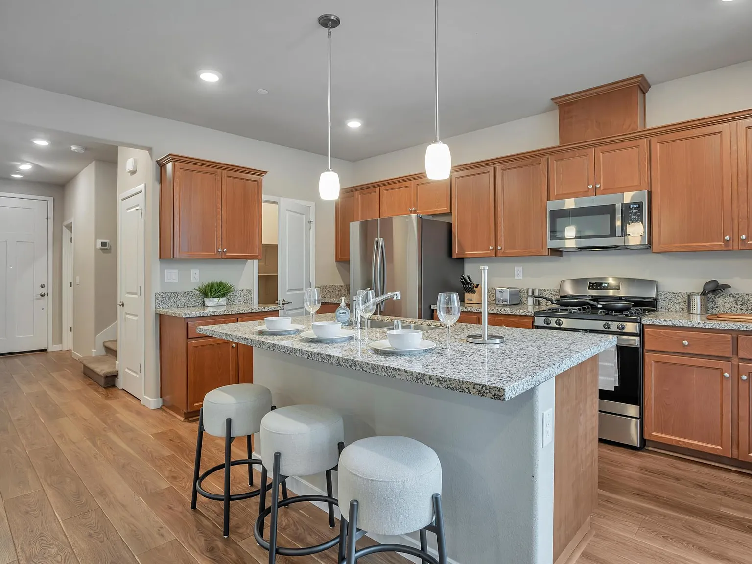 3 bed, 2.5 bath, 1784 sqft, $5,000 — Photo 3