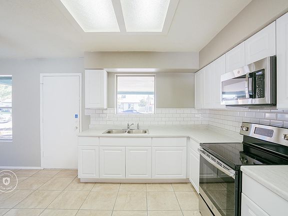 2nd image of 1004 W Campo Bello Dr