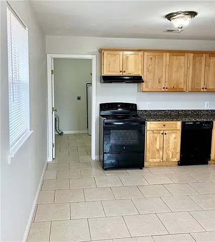 525 Pierre St — Photo 2