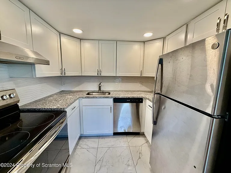 Parkway Manor — Photo 8
