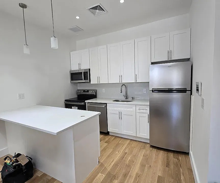 9 Grant Ave #2R