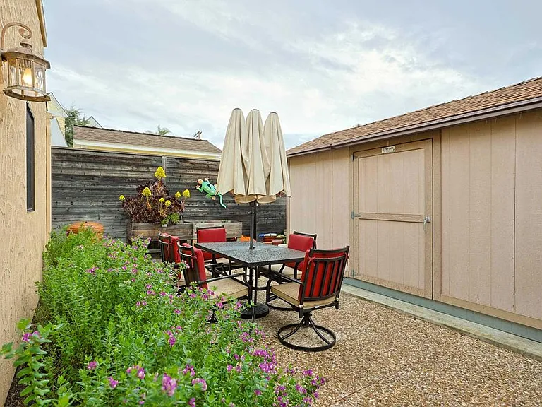 1027 Encino Row — Photo 53