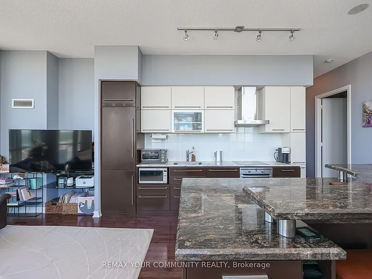 770 Bay St #Penthouse 101 — Photo 10