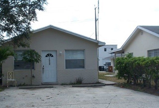 1st image of 512 S F St