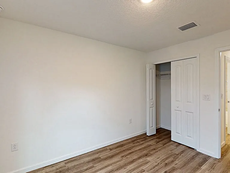 1025 Tevis St SE — Photo 3