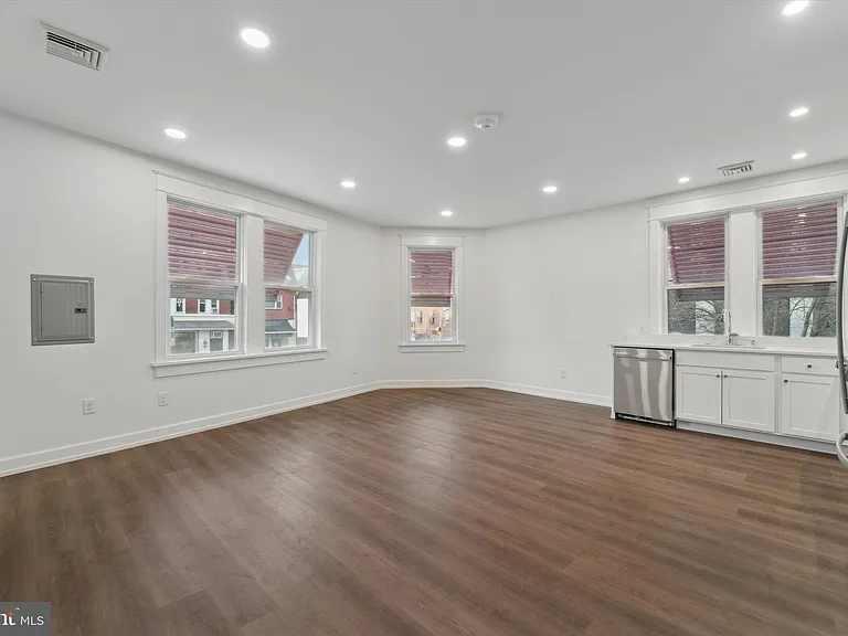1049 W Lancaster Ave — Photo 3