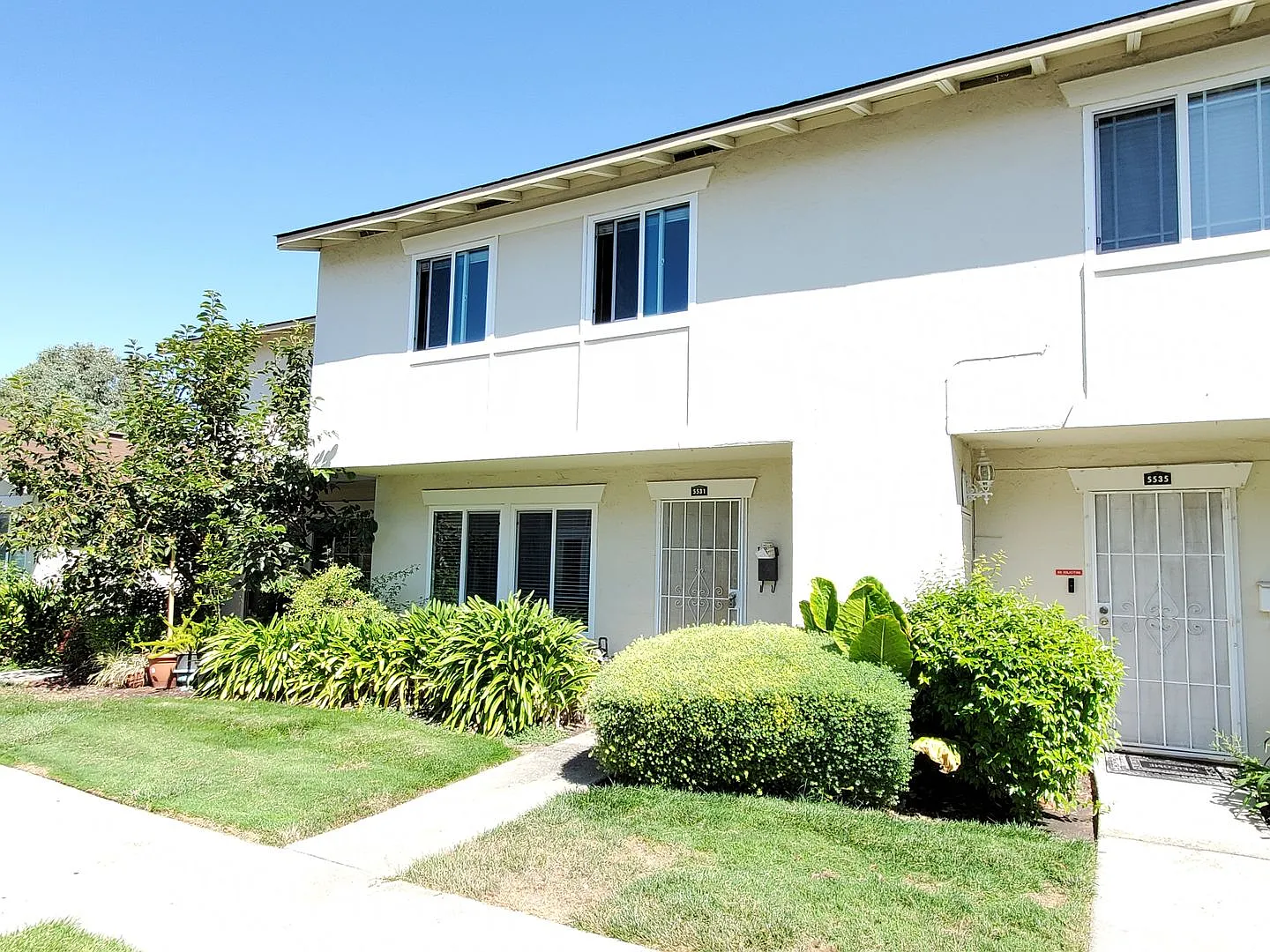Spacious 2-Story Townhome, Fresh Paint, New Carpet, Wood Floor Downstairs, Patio, Dual Pane, Wash... — Photo 1