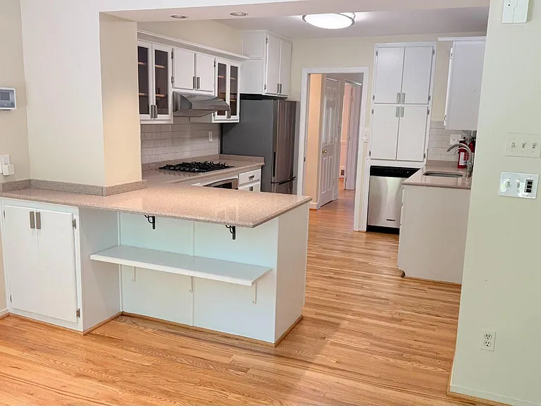 5021 Cathedral Ave NW — Photo 8