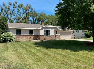 1529 Ridgewood Dr, Jenison, MI 49428