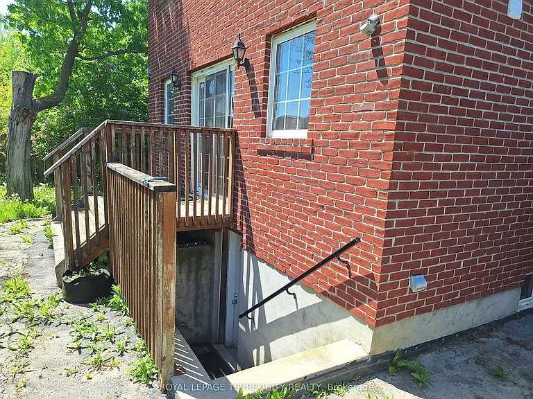 17 Compton Cres — Photo 16