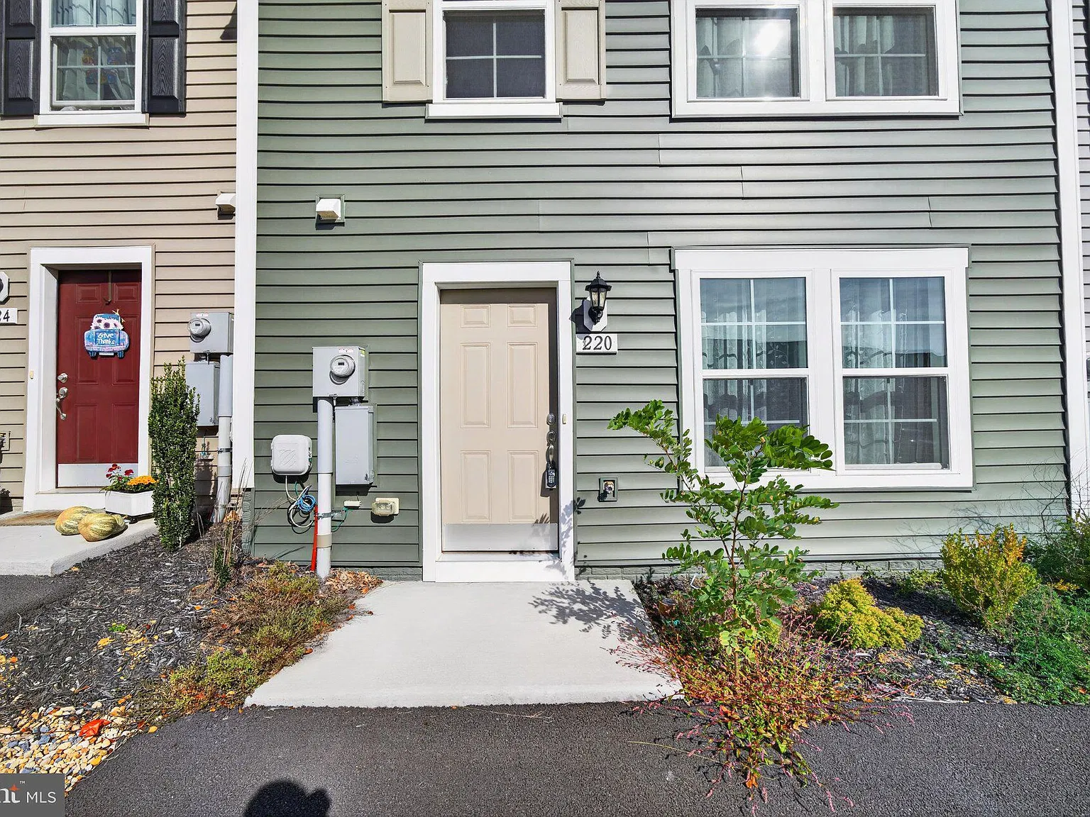 3 bed, 2.5 bath, 1320 sqft, $1,750 — Photo 2