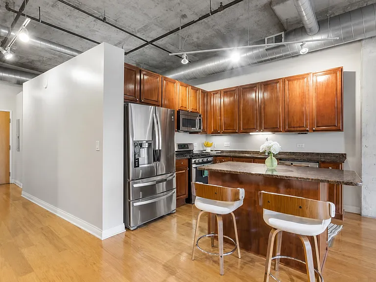 933 W Van Buren St #909 — Photo 6