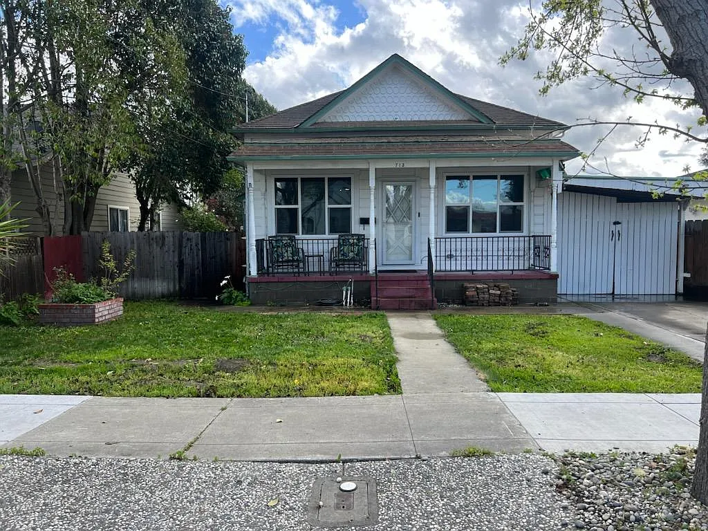 713 7th St photo 1