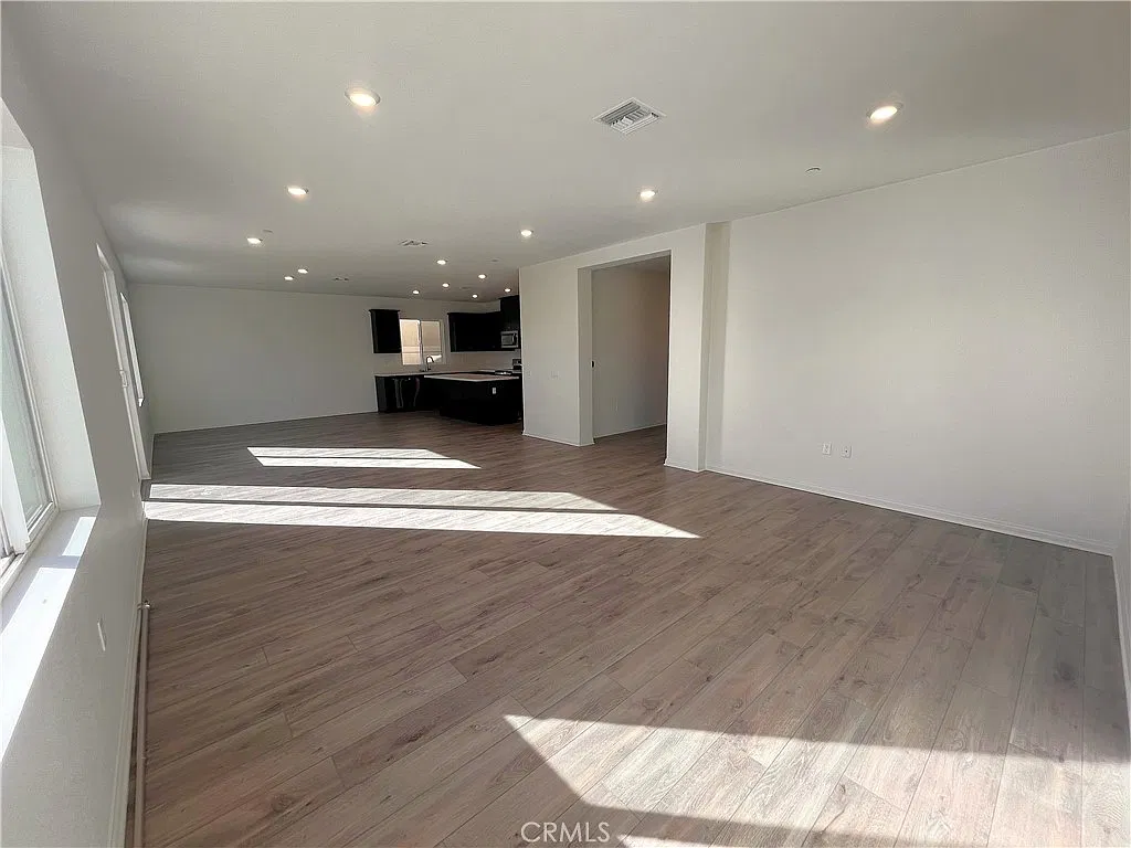 5 bed, 2866 sqft, $3,400 — Photo 3