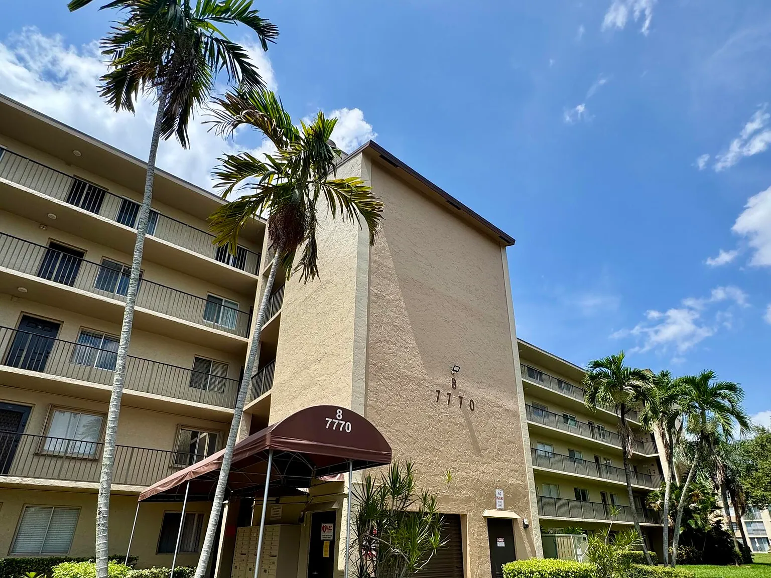 2 bed, 2.0 bath, 1040 sqft, $1,950 — Photo 2