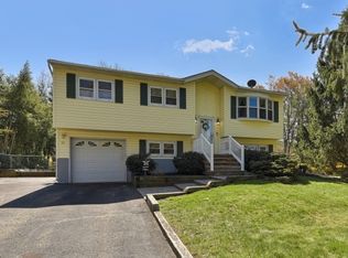 35 Maryann Rd, Oak Ridge, NJ 07438