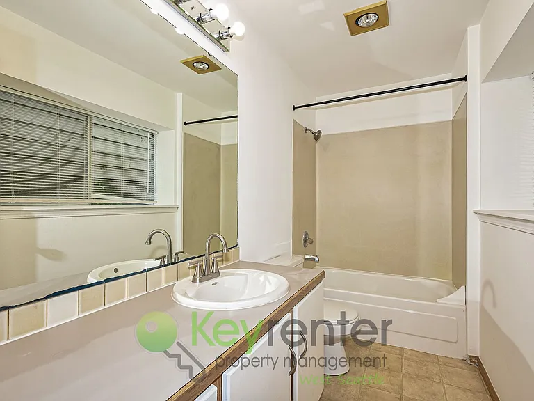 6042 Fauntleroy Way SW — Photo 9