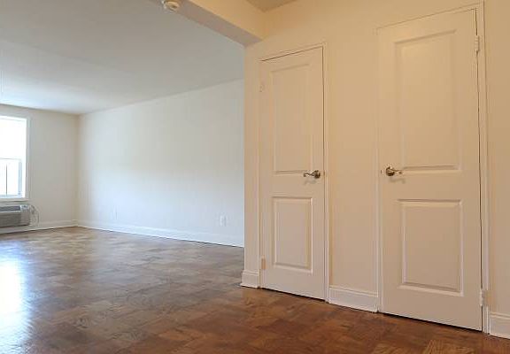3rd image of 655 Tysens Ln APT 6U