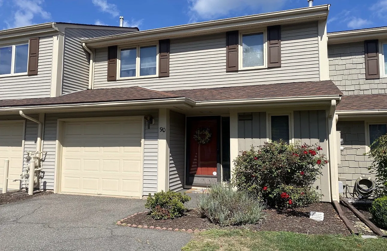 90 Copper Beech Dr — Photo 1