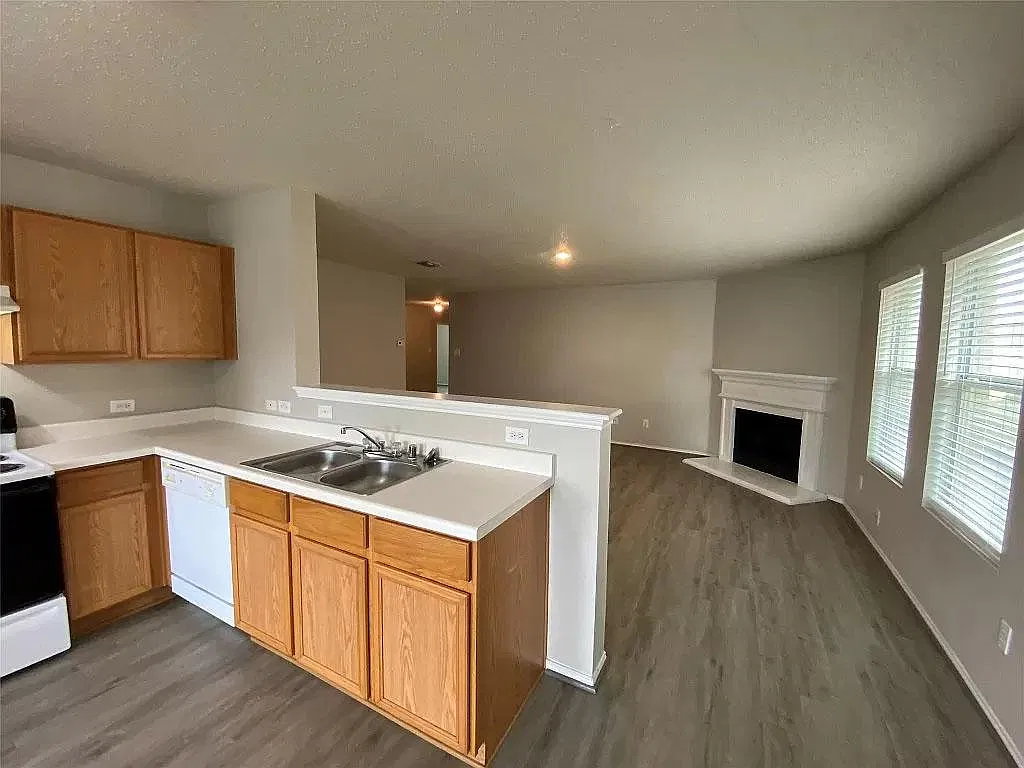 4 bed, 1728 sqft, $3,100 — Photo 3